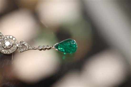 An Edwardian Belle Epoque platinum, emerald and diamond drop pendant necklace, overall 17.5in.